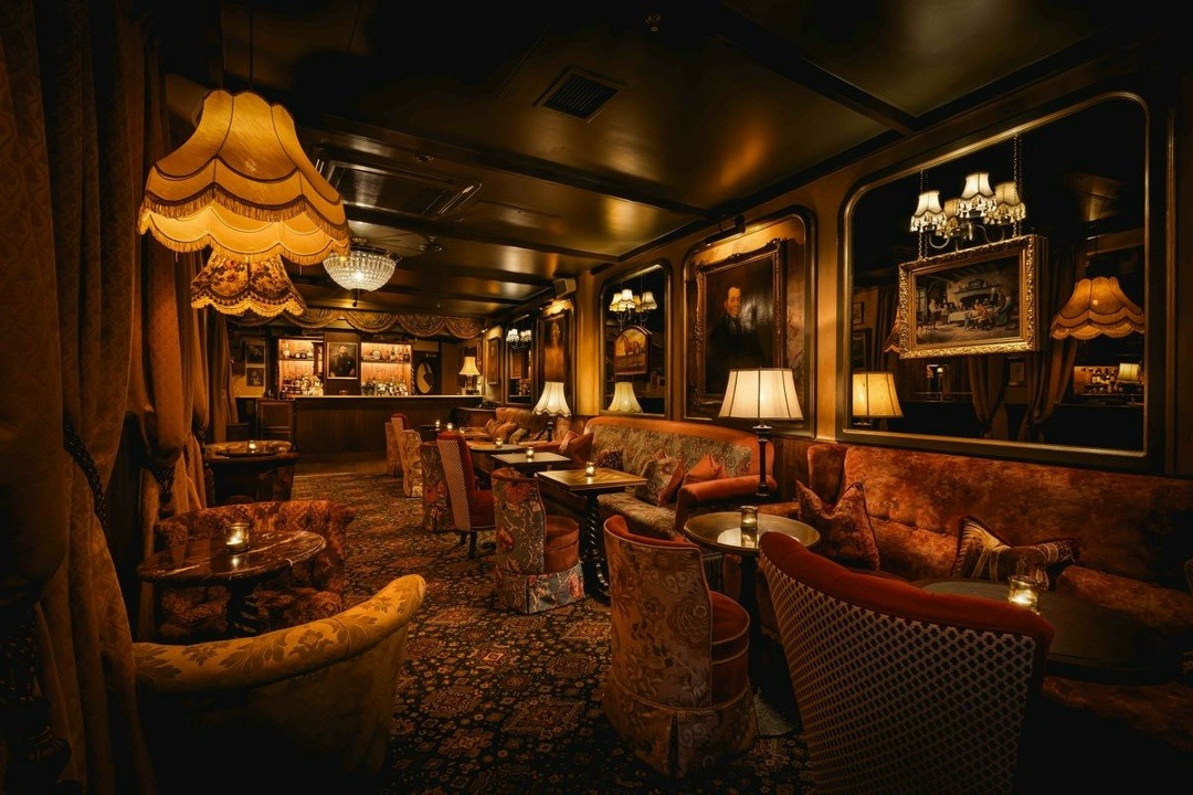 Elegantes Interieur des Restaurants und der Lounge-Zone